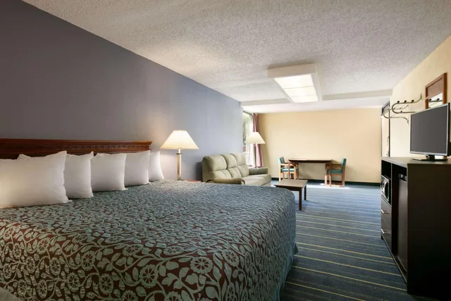 غرفة سوبيريور بسرير كينج، Days Inn by Wyndham Clearwater/Gulf to Bay 4/6