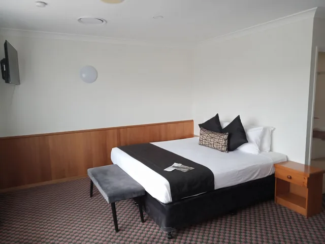 Spa, King Bed، Outback Motel Mt Isa 1/7