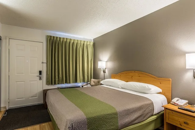 Standard, Queen Bed, Studio6 Albuquerque, NM - North 2/6