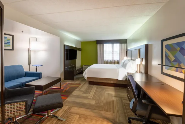غرفة بسرير كينج بحوض جاكوزي، Holiday Inn Express Philadelphia Ne - Bensalem 5/7
