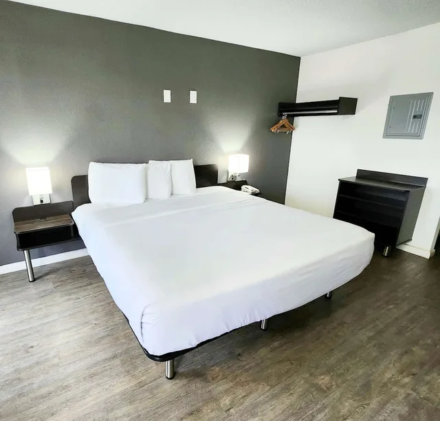 غرفة قياسية بسرير كينج للمدخنين، Motel6 Columbus, GA - Downtown 4/10