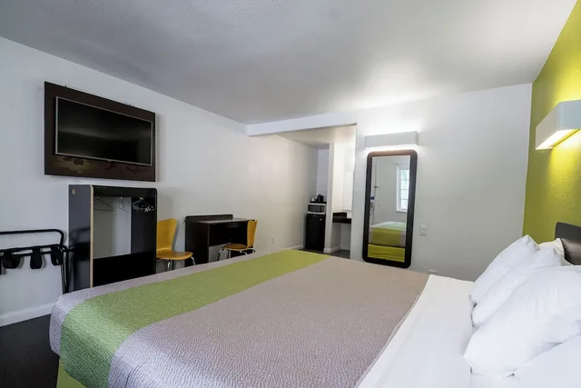 غرفة سيغنتشر بسرير كينج لذوي الإعاقة، Motel 6 Monterey Downtown 3/10