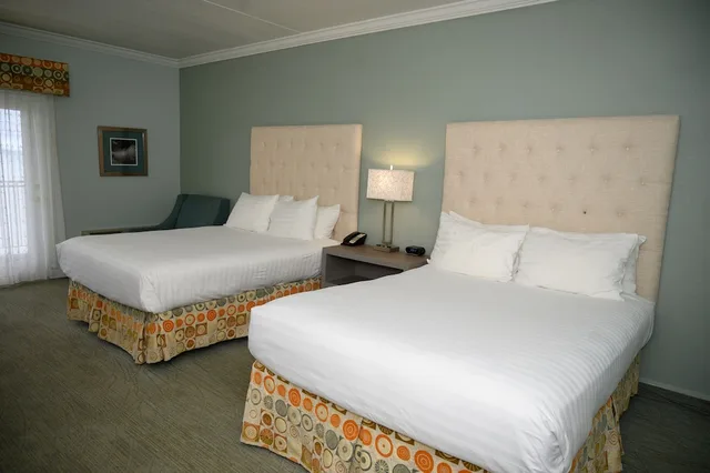 Room, 2 Queen Beds, Bay View, Kitchenette، Cherry Tree Inn & Suites 2/6