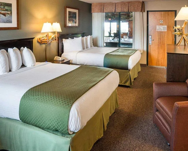Room, 2 Queen Beds, Pool View, Quality Inn Ashland Lake Superior 4/5
