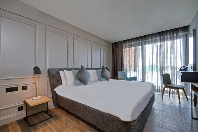 غرفة ديلوكس بسرير كوين بإطلالة على البحر، Land's End Boutique Hotel 1/5