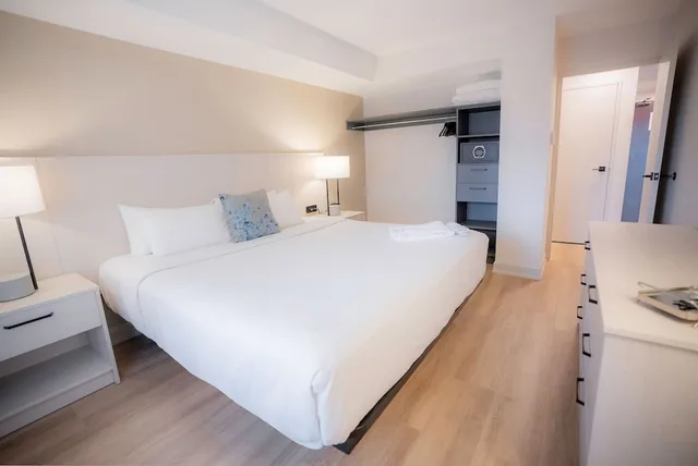 جناح عصري بسرير كوين بغرفة نوم واحدة مع أريكة، Les Suites Hotel Ottawa 2/4