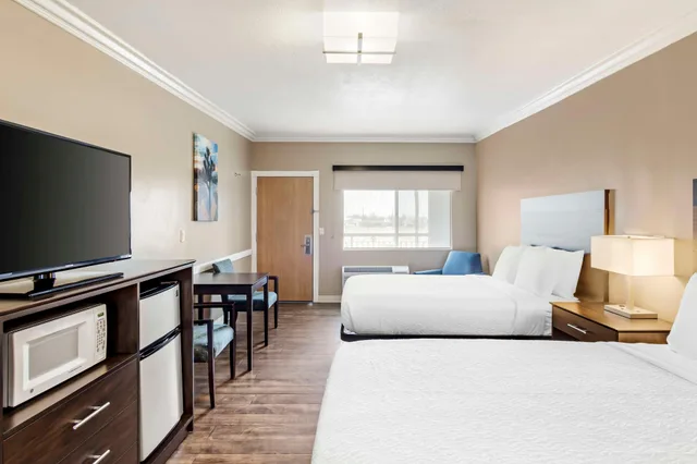 Upstairs, 2 Queen Beds, Large، Best Western China Lake Inn 1/8