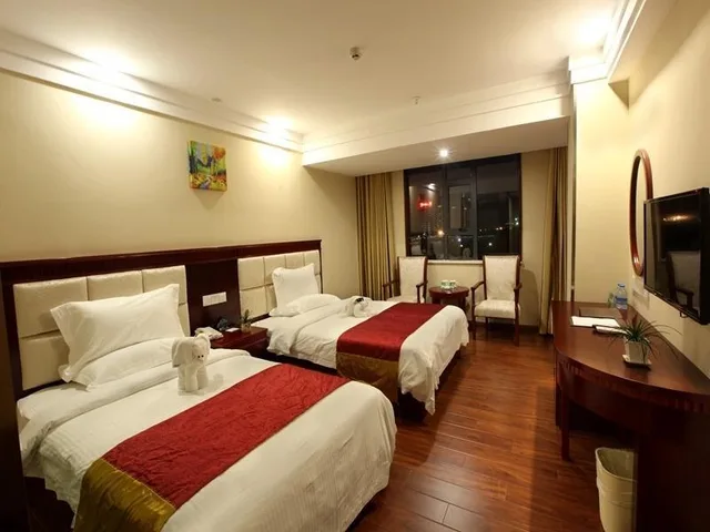 غرفة عائلية بسرير كوين وسرير فردي، Greentree Inn Sanya Jiyang District Yalongbay Yingbin Avenue Hotel 1/2