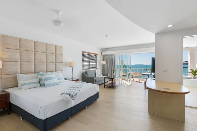 Sea, Coral, Suite, King Bed، Coral Sea Marina Resort 1/4