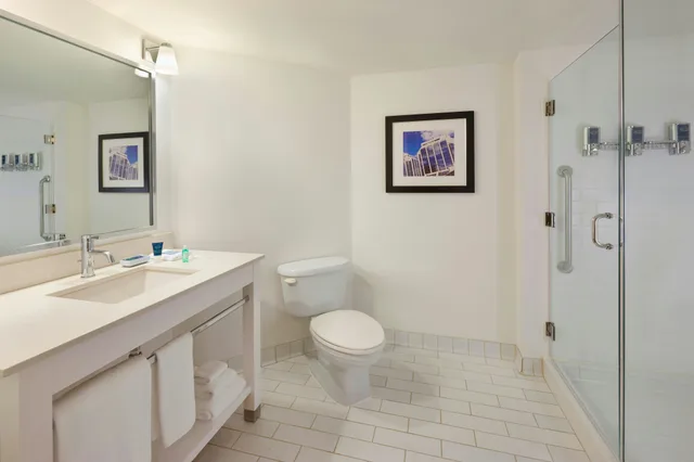 غرفة بسرير كينج، Four Points by Sheraton Halifax 1/2