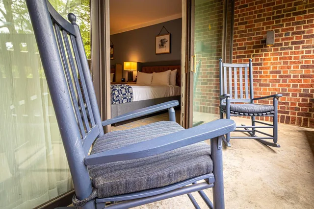 غرفة بريميوم بسرير كينج بشرفة، Williamsburg Lodge 4/6