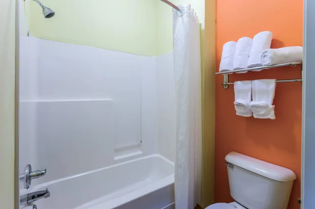 غرفة بسرير كينج، Americinn By Wyndham Streator 1/1