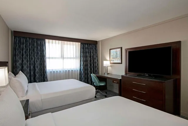 غرفة بسرير كينج وسريرين كوين، Doubletree By Hilton Kamloops 4/10