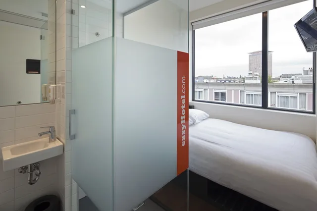 Small Double Room, easyHotel Amsterdam City Centre 8/12