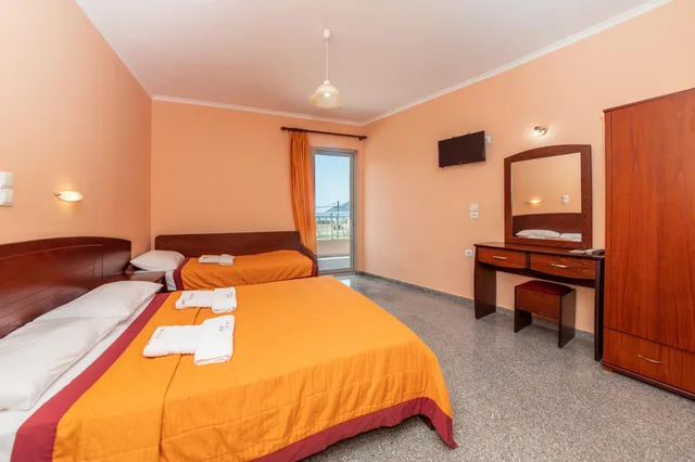 غرفة ثلاثية بإطلالة على البحر، Kalias Hotel 1/10