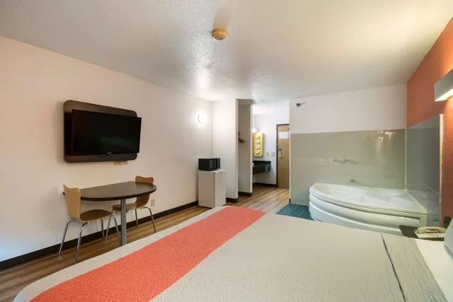 جناح بسرير كينج بجاكوزي للمدخنين، Motel6 Davenport, IA 6/10