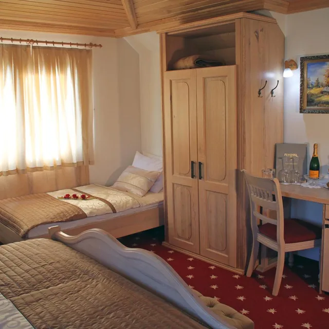 غرفة ثلاثية، Hotel Planinka 3/6