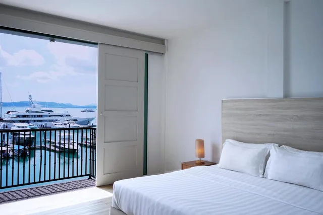 غرفة بسرير كينج بإطلالة على البحر، Ramada by Wyndham Langkawi Marina 1/3