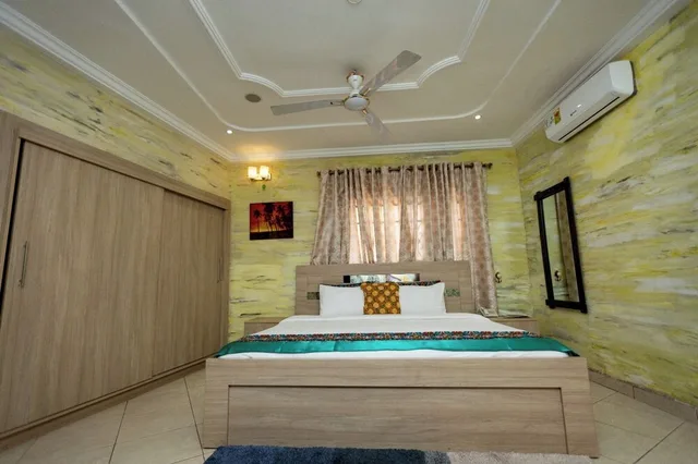 غرفة بريميير بسرير كينج بإطلالة على المسبح بحمام خاص، Bays Luxury Lodge 10/10