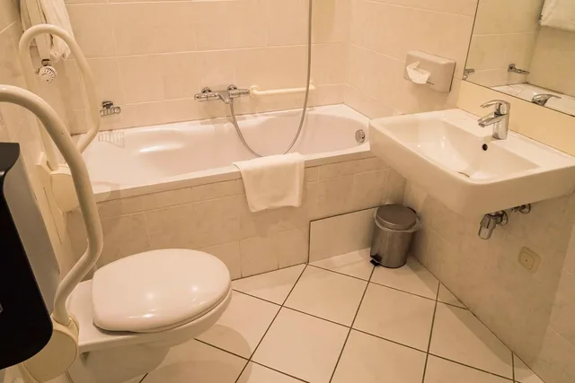 غرفة بسريرين منفصلين بحوض استحمام لذوي الإعاقة، Best Western Hotel Slenaken 2/3