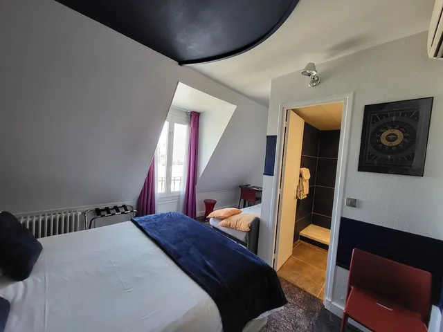 غرفة عائلية رباعية بسرير مزدوج وسريرين منفصلين، Accueil Hotel Paris Pigalle Montmartre 9/10
