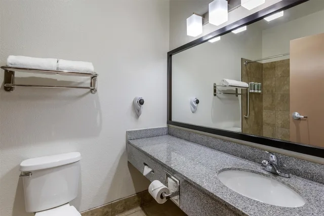 غرفة تنفيذية بسرير كينج بحوض جاكوزي، Best Western Tolleson Hotel 4/5
