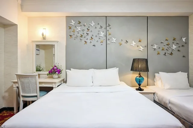 Deluxe, Triple, 1 Queen and 1 Single Bed, No Window، California Saigon Hotel & Rooftop Pool 4/7