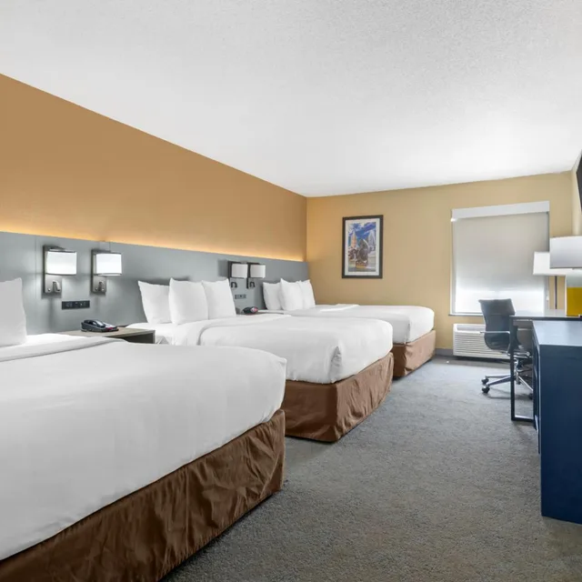 غرفة عائلية بسريرين كوين، Comfort Inn & Suites Kansas City - Northeast 1/3