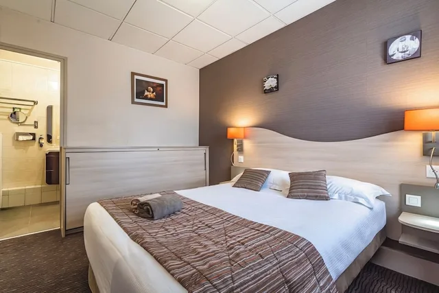 غرفة ثلاثية بسرير مزدوج وسرير فردي، Hotel Au Tambour 1/3