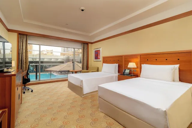 غرفة بريميوم بسريرين منفصلين بإطلالة على المسبح مع دخول صالة النادي، Holiday Inn Kuwait 4/10