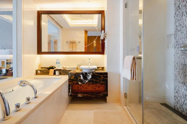 غرفة تنفيذية بسرير كينج بإطلالة على النهر مع دخول الصالة، Pullman Haikou 3/3