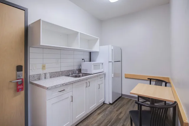 غرفة قياسية بسرير مزدوج بغرفتي نوم، Residence Conference Centre Brampton 4/4