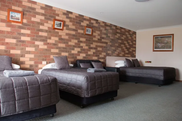 غرفة بسرير كينج وسرير كينج وسريرين منفصلين، Highway Inn Motel 1/2