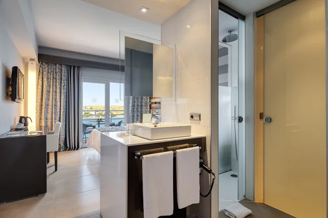 غرفة سوبيريور بسرير كينج بإطلالة على البحر، Barcelo Hamilton Menorca - Adults Only 7/8