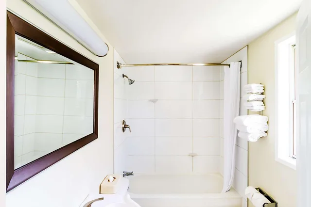 غرفة بسرير كينج مع أريكة، Econo Lodge Inn & Suites Calgary - University 9/10