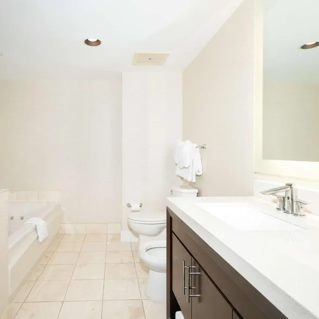 جناح بسرير مزدوج بإطلالة على البحر بغرفتي نوم، Doubletree By Hilton Ocean Point Resort – North Miami Beach 7/9