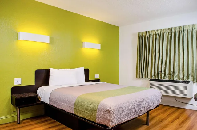 غرفة بسرير كوين، Motel6 Modesto, CA - Downtown 4/8