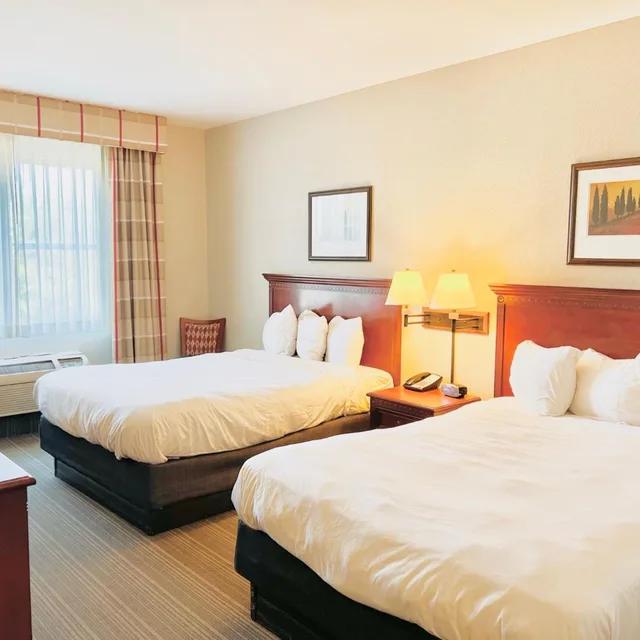 غرفة بسرير كينج وسريرين كوين، Country Inn & Suites By Radisson, Emporia, VA 2/3