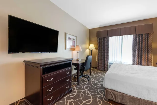جناح بسرير كينج مع أريكة لذوي الإعاقة، Best Western Plus Eau Claire Conference Center 2/3