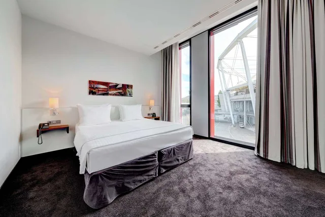 Junior Suite, King Bed, Sofa, Sauna، Hilton Garden Inn Stuttgart Neckarpark 1/4