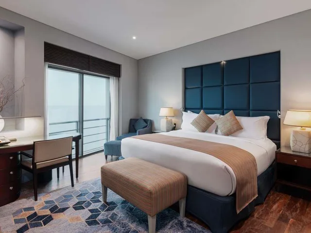 جناح بريستيج بسرير كينج بإطلالة على البحر، فندق سوفيتل كورنيش الخبر(Sofitel Al Khobar the Corniche) 3/7