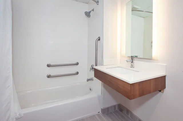 غرفة بسريرين كوين لذوي الإعاقة، Holiday Inn Express Hotel & Suites Warrenton 2/2