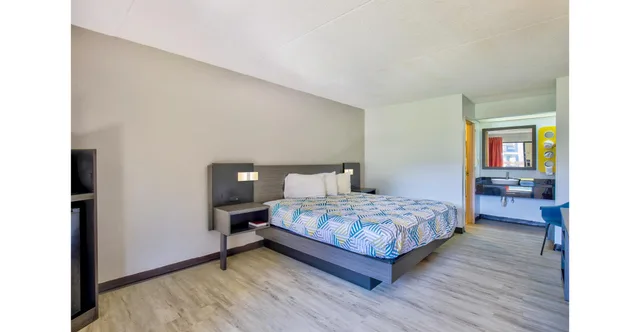 1 King Bed - Non-Smoking, Motel6 Ashland, VA 1/7