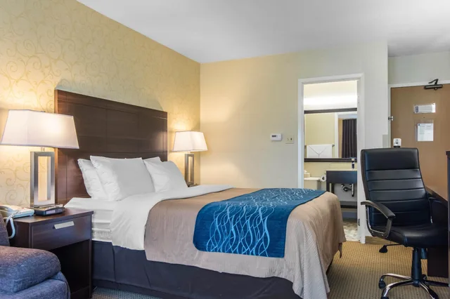 غرفة كومفورت بسرير كوين مع أريكة، Comfort Inn Trois-Rivieres 6/9