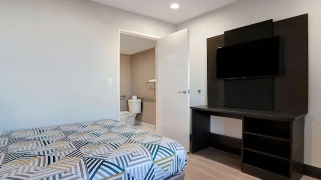 غرفة ديلوكس بسرير كوين، Motel6 Eureka, CA – Redwood Coast 8/10