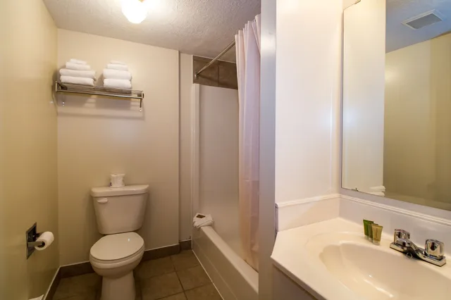 غرفة قياسية بسرير كوين، Three Valley Lake Chateau 5/6