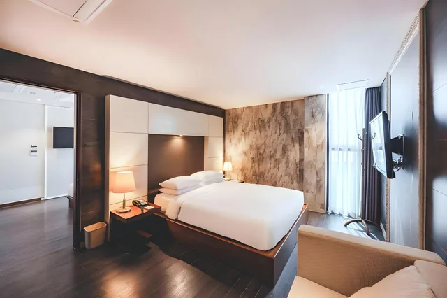 جناح عائلي بسرير كينج وسرير كوين بحوض استحمام، Sunset Hotel 1/1