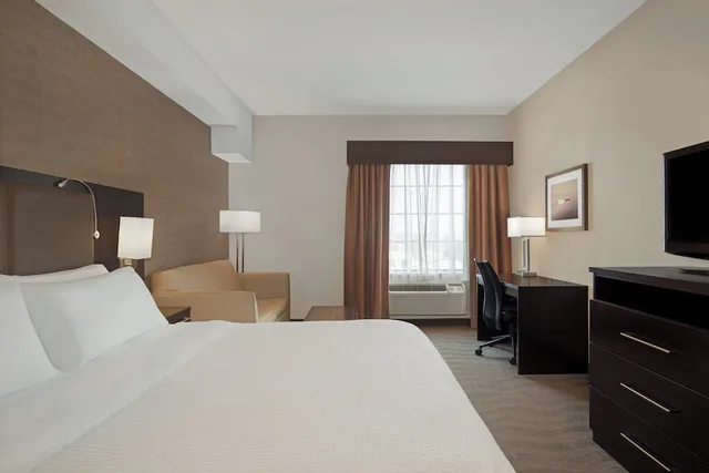 غرفة قياسية بسرير كينج مع أريكة، Holiday Inn Express Barrie 1/4