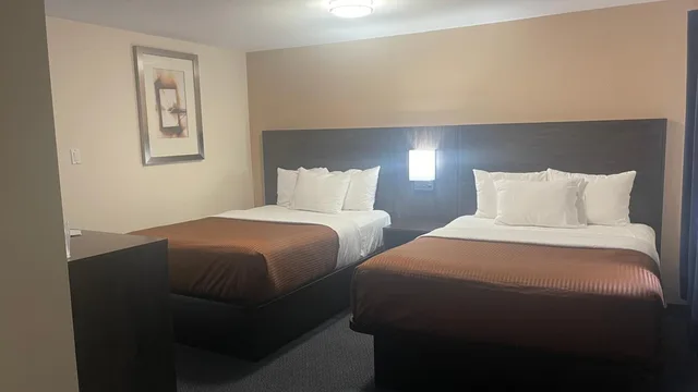 غرفة بسرير كوين، The Universal Inn And Suites 6/9