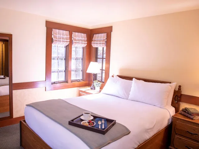 2 Bedrooms, Chalet, 2 Bathrooms, UCLA Lake Arrowhead Lodge 5/6